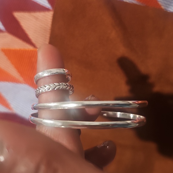 Elegant Sterling Silver Two Bangles Bracelets And Two Rings Set Of Four Pieces - Picture 7 of 8